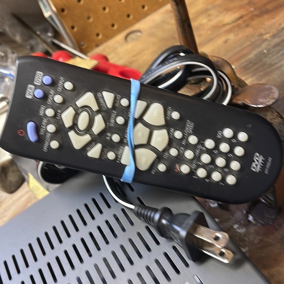 Daewoo Video Cassette Tecorder/DVD player with universal remote - Picture 4 of 6